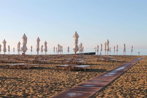 pedana spiaggia-decking-Oro beach-wpc-felli-foto 2